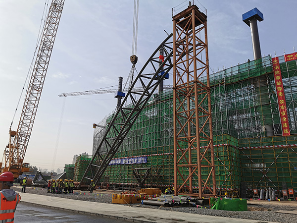 17-蘭州奧體中心項(xiàng)目體育場(chǎng)罩棚鋼結(jié)構(gòu)完成首吊.jpg 17-蘭州奧體中心項(xiàng)目體育場(chǎng)罩棚鋼結(jié)構(gòu)完成首吊.jpg